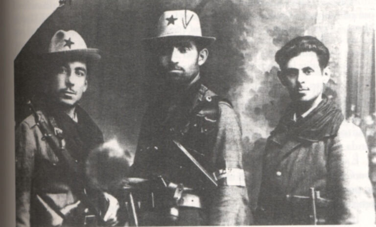 Al centro Mamedow Mussa con la divisa della "Vittorio Veneto" ritratto durante la fase insurrezionale