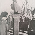 Il busto di Nullo dello scultore Remuzzi ammirato da Ciano e il Federale (a destra) e il Podestà (a sinistra)