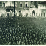 L’annuncio. Bergamo, Piazza Dante, 2 ottobre 1935. Foto A. Terzi