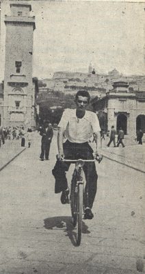Mario Zeduri in bicicletta nel centro di Bergamo