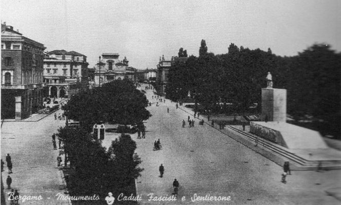 In una cartolina postale il monumento alla Rivoluzione fascista, iniziato nel 1937 e completato nel 1939, oggi non più esistente