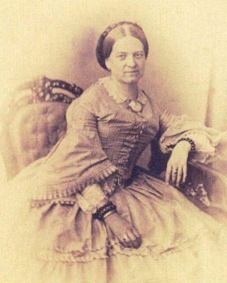 Elena Chiara Maria Antonia Carrara Spinelli nasce a Bergamo il 13 marzo 1814. A Milano, si sposa con il poeta trentino Andrea Maffei (con il cui nome sarà conosciuta anche dopo la separazione nel 1846) e a Milano intorno a lei va costituendosi un salotto frequentato da artisti importanti (come Massimo D’azeglio, Giuseppe Verdi, Balzac) e punto di riferimento per i patrioti del Risorgimento italiano.