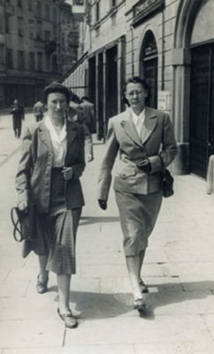 Da sinistra Emma e Iginia Coggiola a “spasso” in via XX settembre negli anni Cinquanta